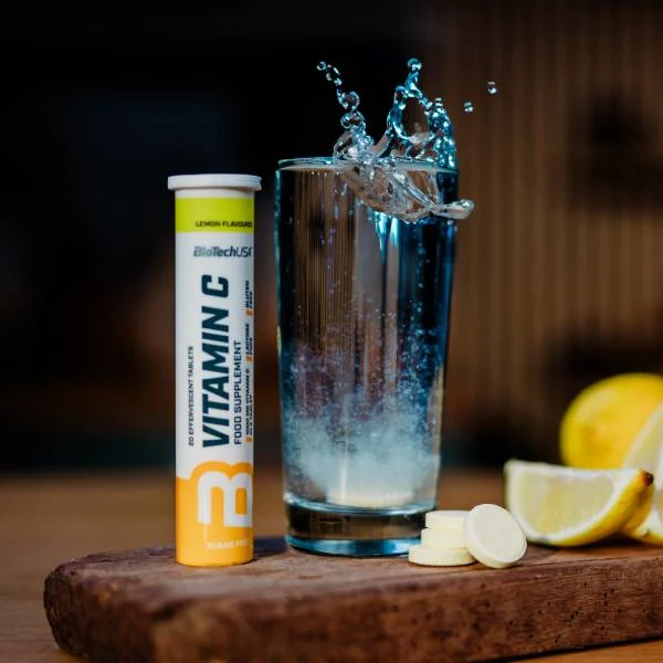 Таблетка BioTech USA Vitamin C, разтваряща се във вода, създавайки мехурчета