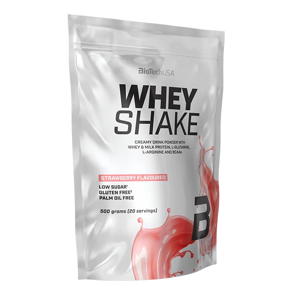 Опаковка на BioTech USA Whey Shake 500 g с вкус на ягода, с пресни ягоди на заден план.
