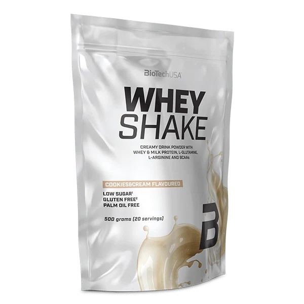 Опаковка на BioTech USA Whey Shake 500 g с вкус на шоколад, поставена върху фон с кафеени зърна.
