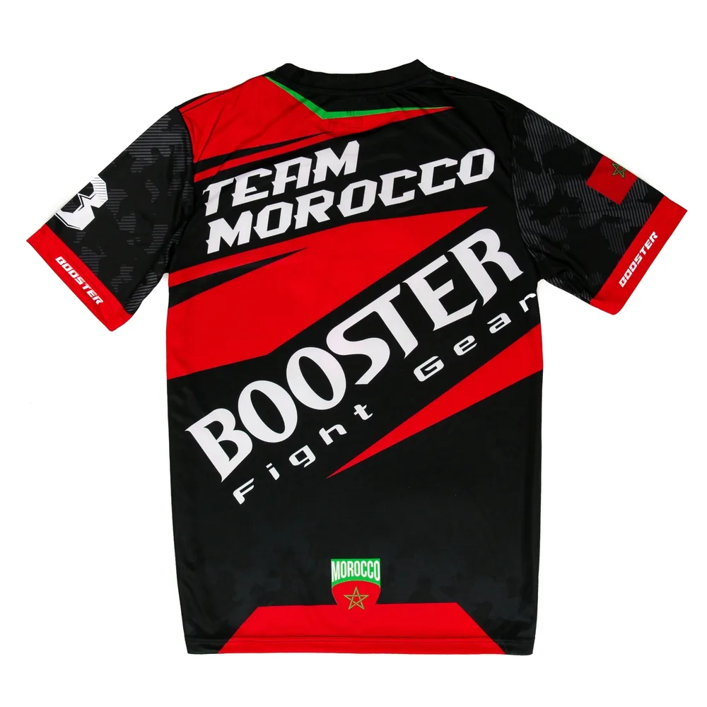 Детайлна снимка на черна тениска Booster AD 2 MAROCO TEE, показваща логото на марката и текстурата на дишащата материя.