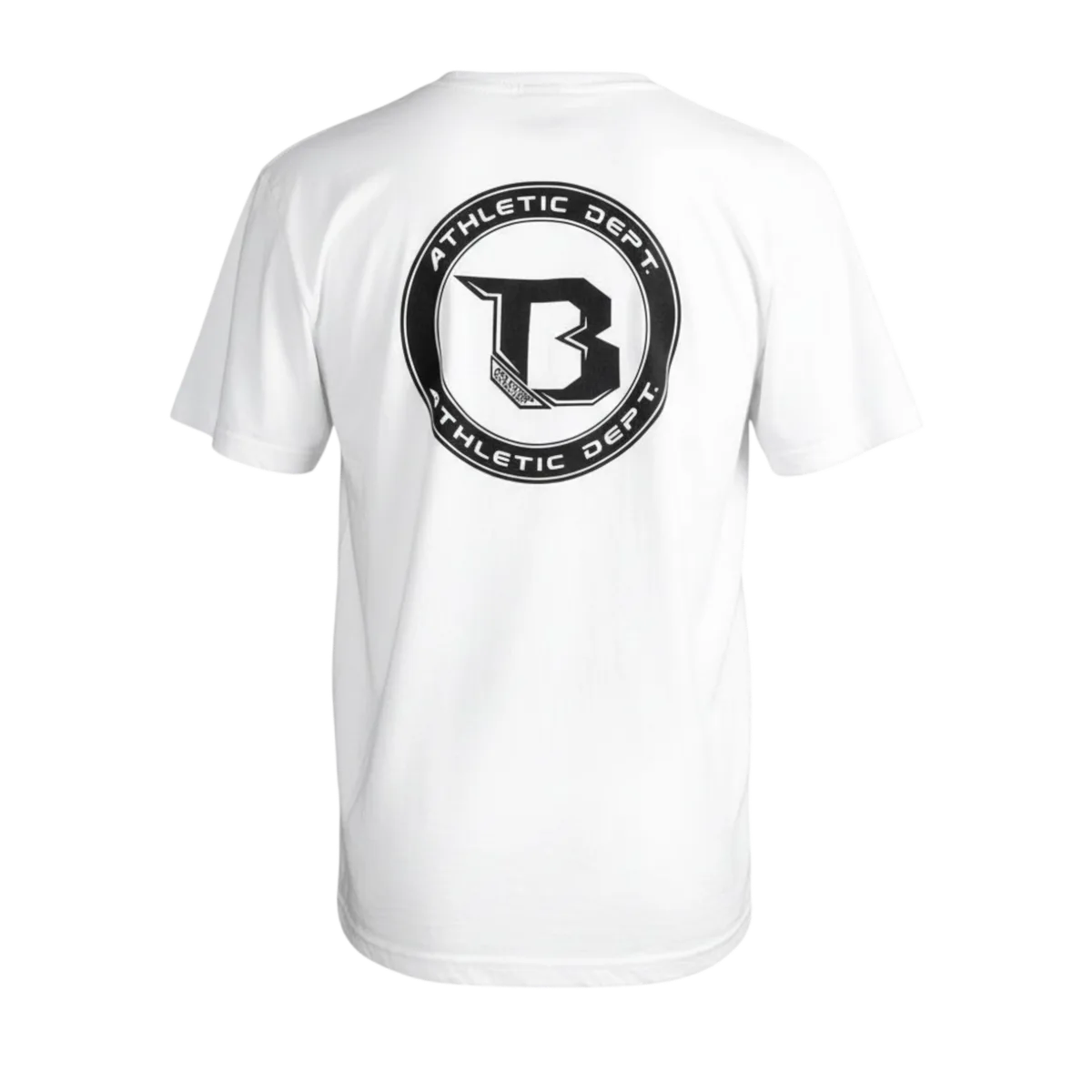 Мъж носи бяла тениска Booster B Athletic Tee 4 с лого на гърдите, позира в спортна среда.