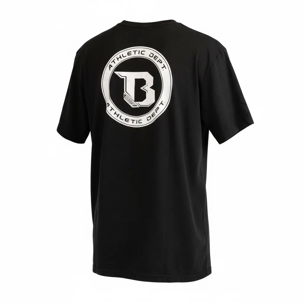 Мъж с черна тениска Booster B Athletic Tee 5, показваща логото на гърдите и атлетичната кройка.