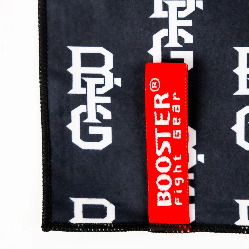 Детайлна снимка на дизайна на кърпата Booster B/FLEX DRY, подчертаваща спортната ѝ визия