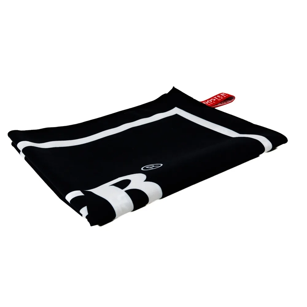 Кърпата Booster B/FLEX DRY, показана в контекст на тренировъчна среда, например фитнес зала