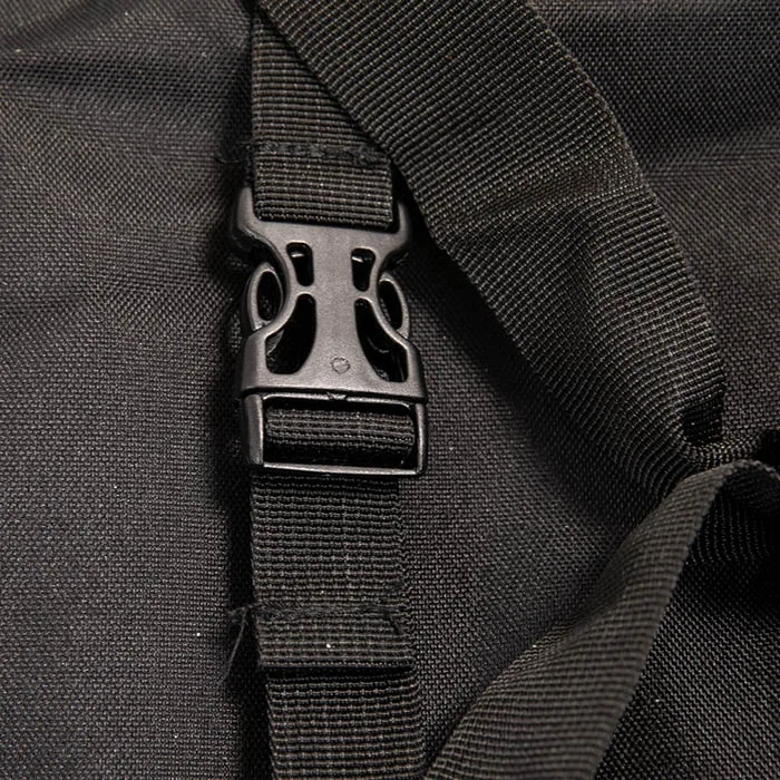 Сак Booster B-Force Duffle Large Black, поставен до боксови ръкавици, показващ мащаба.