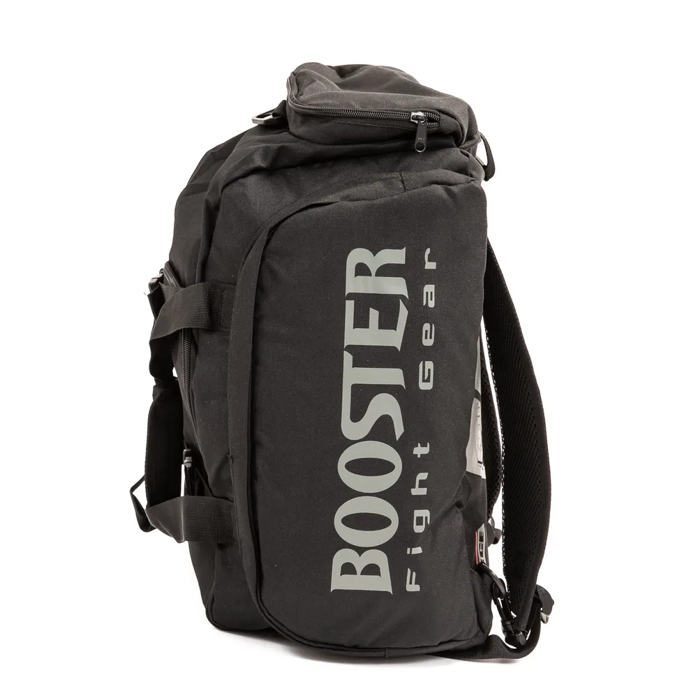 Сак Booster B-Force Duffle Large Black, носен от човек, демонстриращ как стои и удобството.