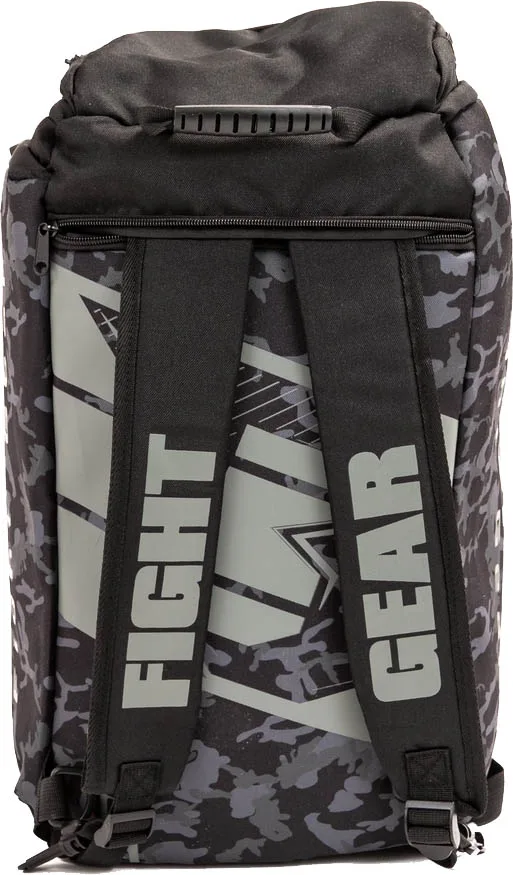 Сак Booster B-Force Duffle Large Camo, показан в спортна среда, например фитнес зала