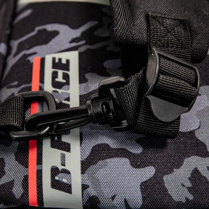Сак Booster B-Force Duffle Large Camo, демонстриран в ръка, за да се добие представа за размера