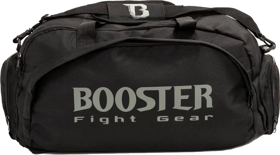 Booster B-Force Duffle Small Black, показан под ъгъл, разкриващ страничен джоб.
