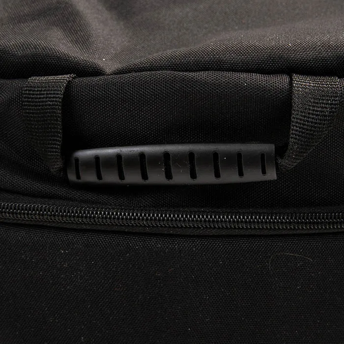 Детайлен изглед на ципа и логото на Booster Fight Gear върху сака B-Force Duffle Small Black.