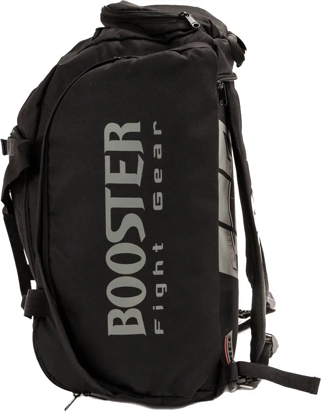 Групов изглед на сака Booster B-Force Duffle Small Black, поставен до друго оборудване.