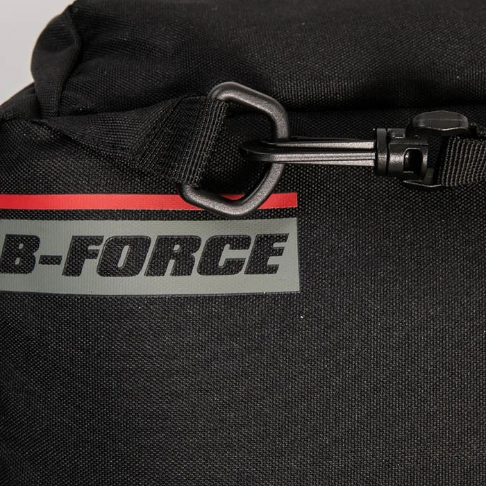 Сак Booster B-Force Duffle Small Black в динамична обстановка, подчертаваща неговата функционалност.