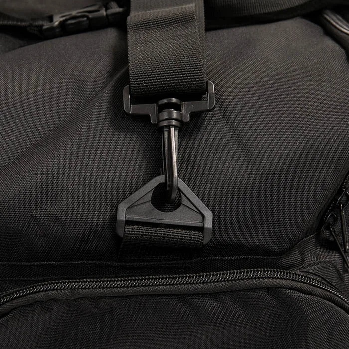Детайлен изглед на материала и циповете на сака Booster B-Force Duffle Small Camo