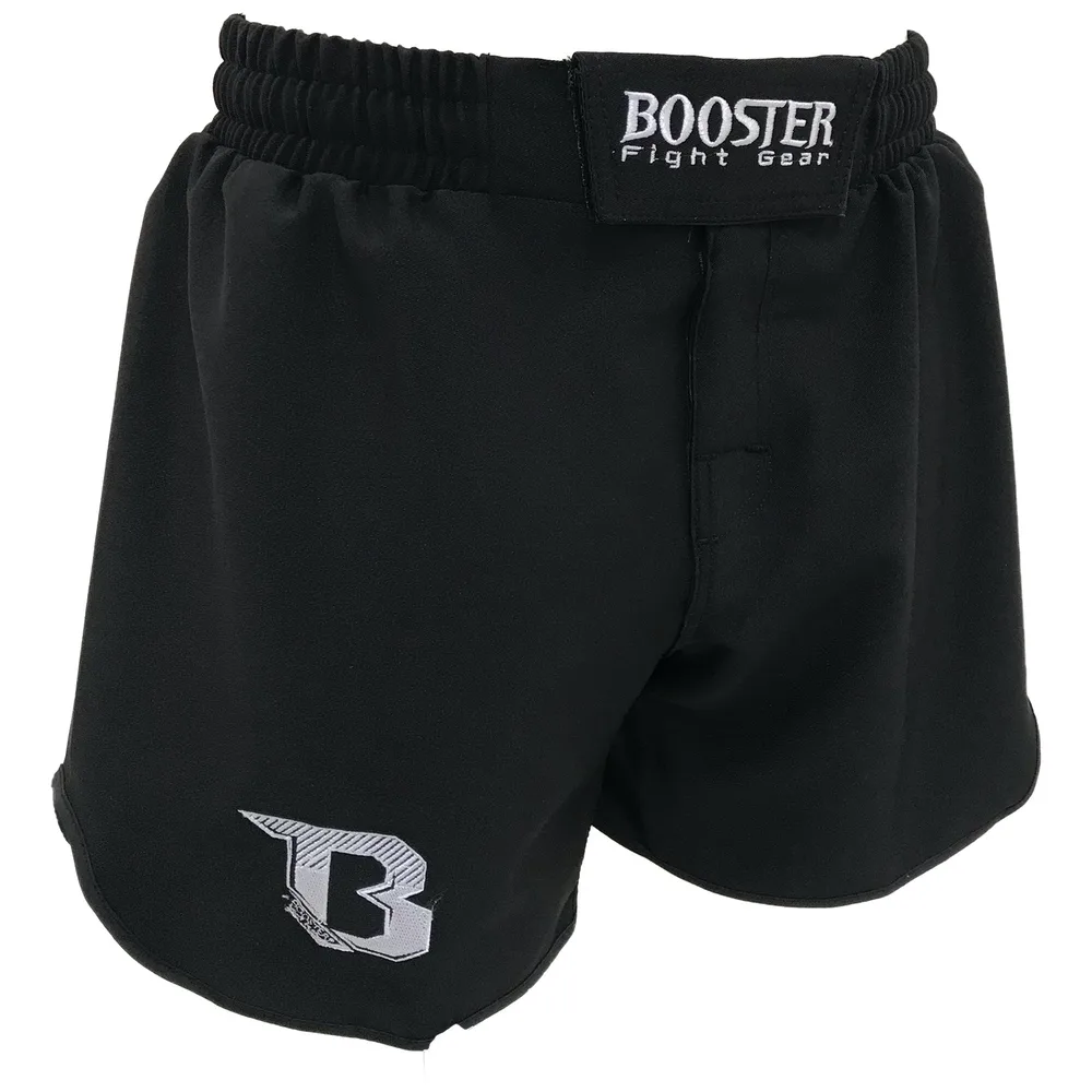 Детайлна снимка на черните шорти Booster B-Force Standard, показваща бродираното лого на Booster на крачола.