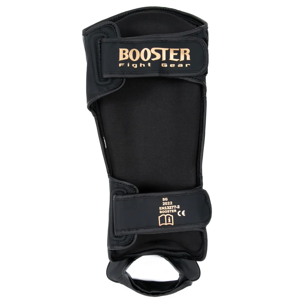 Протектори за крака Booster Bangkok Series 1 SG, показани отзад, с акцент върху системата за закопчаване и еластичната лента за стъпалото.