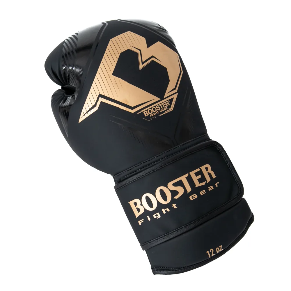 Близък план на велкро лентата и китката на боксови ръкавици Booster Bangkok Series 1
