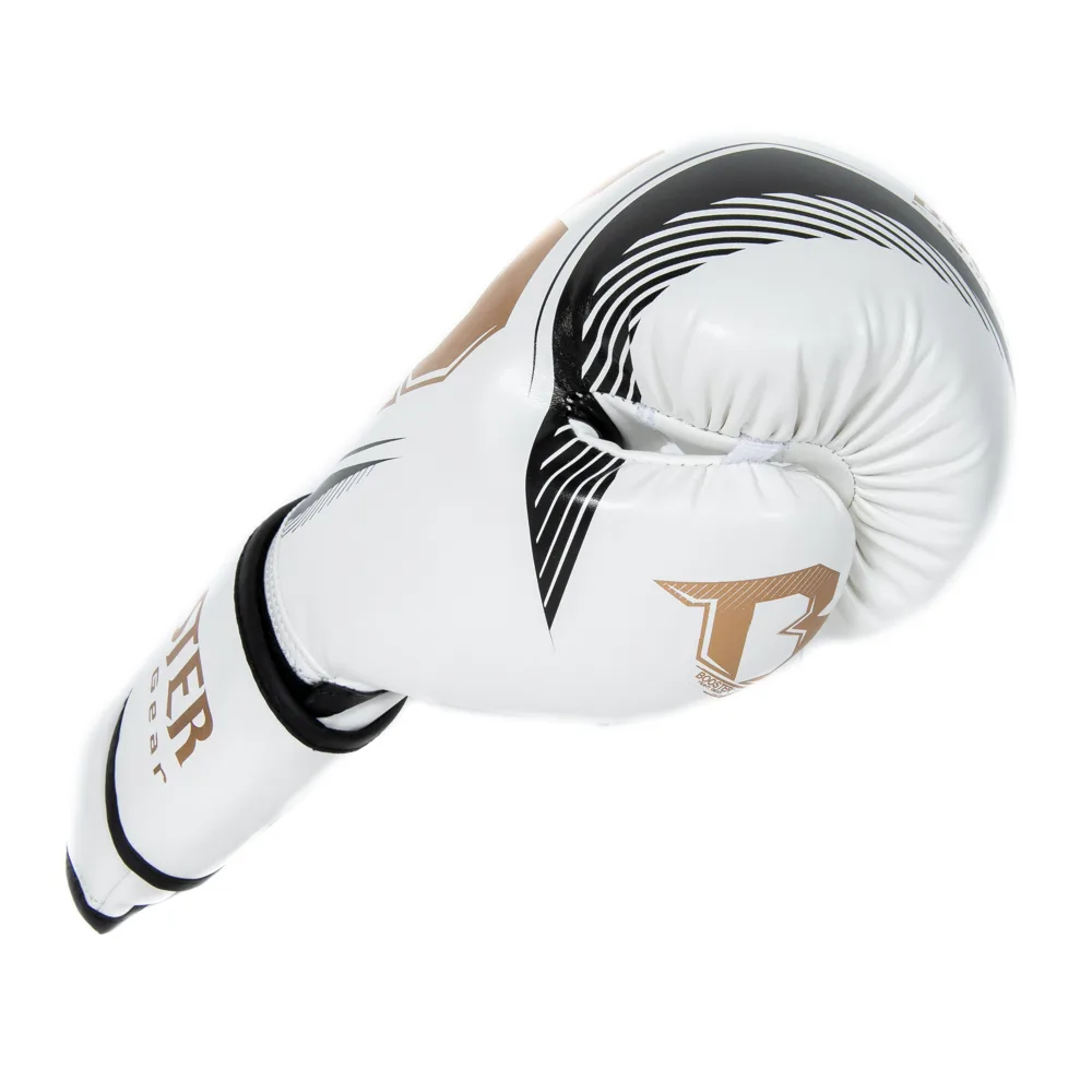 Детайлен изглед на логото на Booster Fight Gear върху бели боксови ръкавици