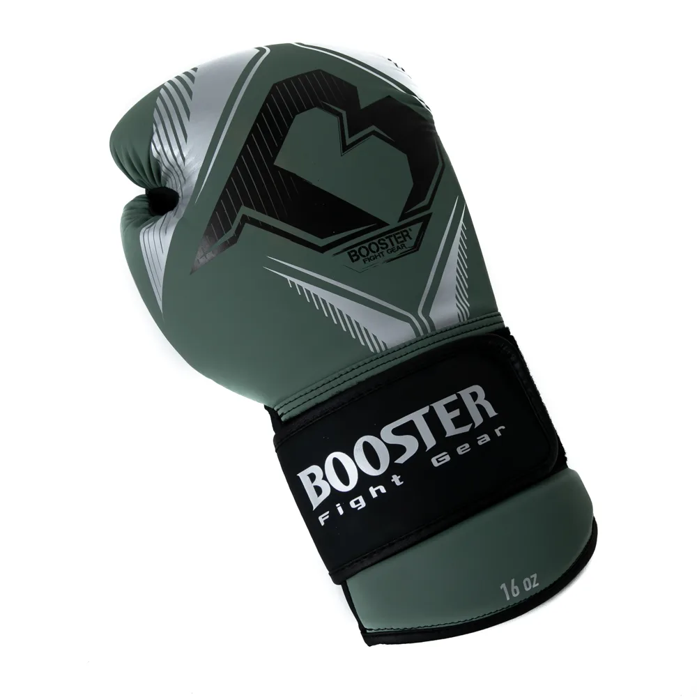 Близка снимка на зелени боксови ръкавици Booster Bangkok Series 3, показваща детайл на велкро закопчаването