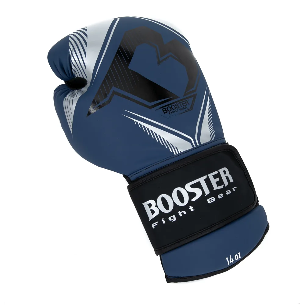 Детайлен план на велкро закопчалката и логото на Booster Fight Gear на сините ръкавици