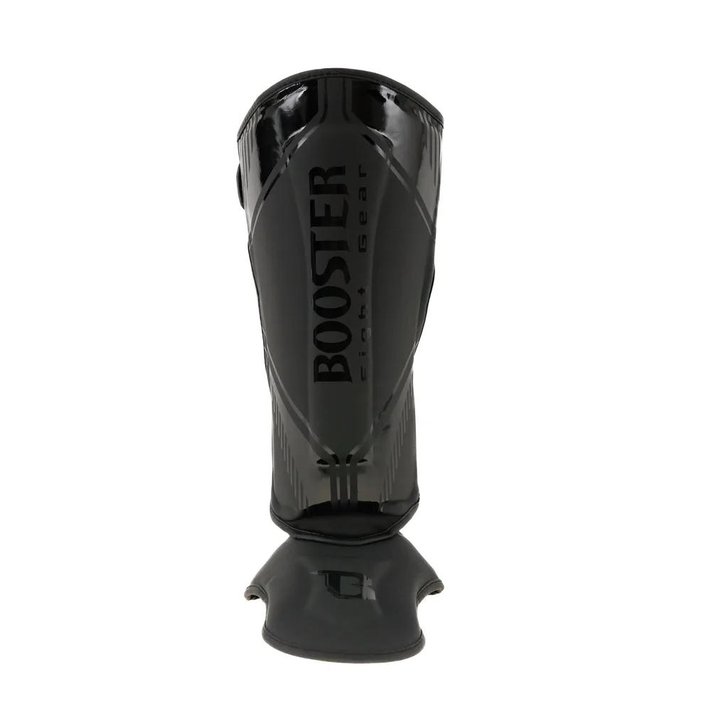 Протектори за крака Booster Bangkok Series 5 SG в черен цвят, показани отпред, с логото на Booster ясно видимо.