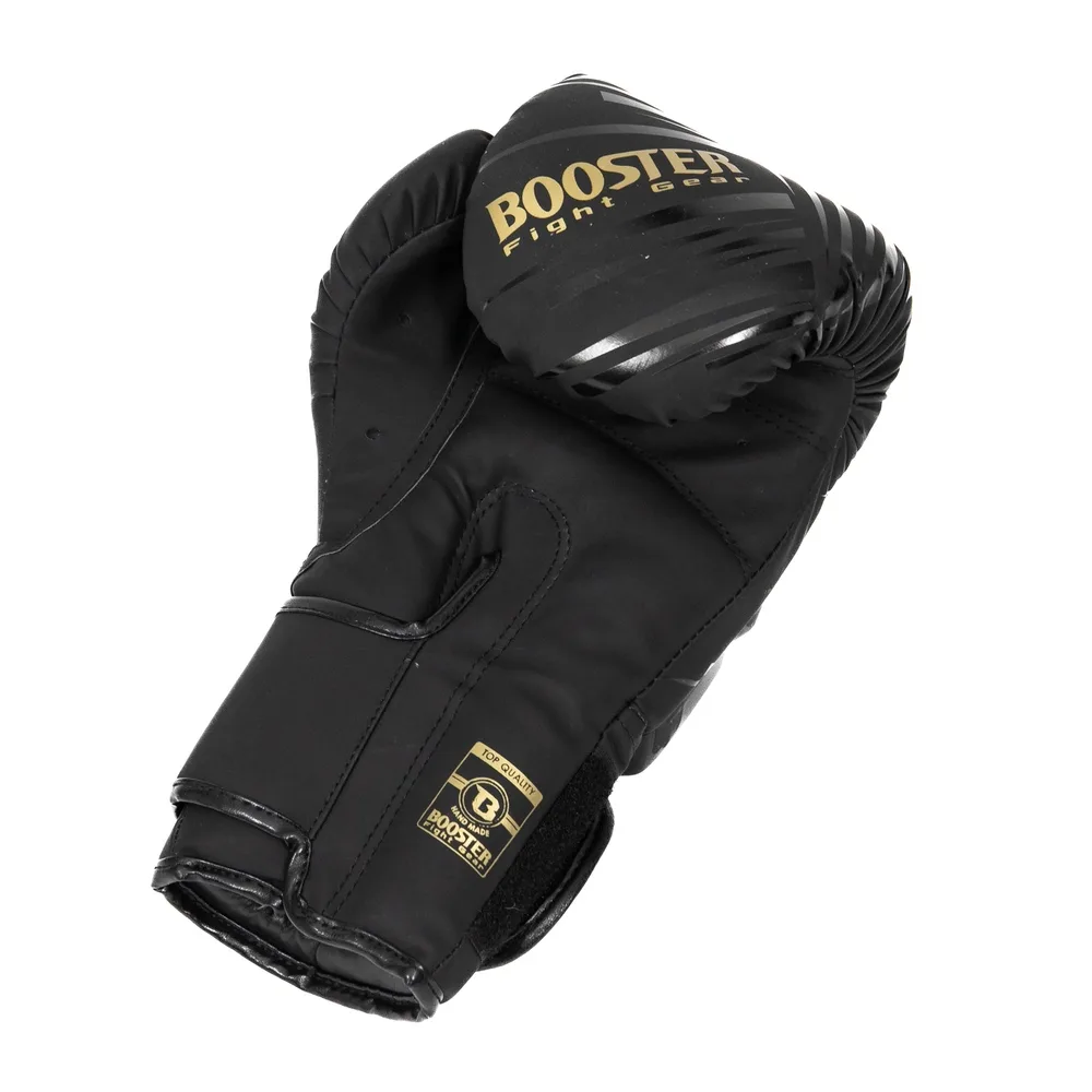 Близък план на логото на Booster и златните акценти на ръкавиците ALPHA BLACK/GOLD