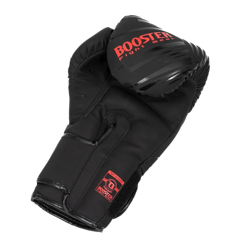 Изглед отвътре на боксови ръкавици Booster BFG ALPHA BLACK/RED, показващ защитата на палеца