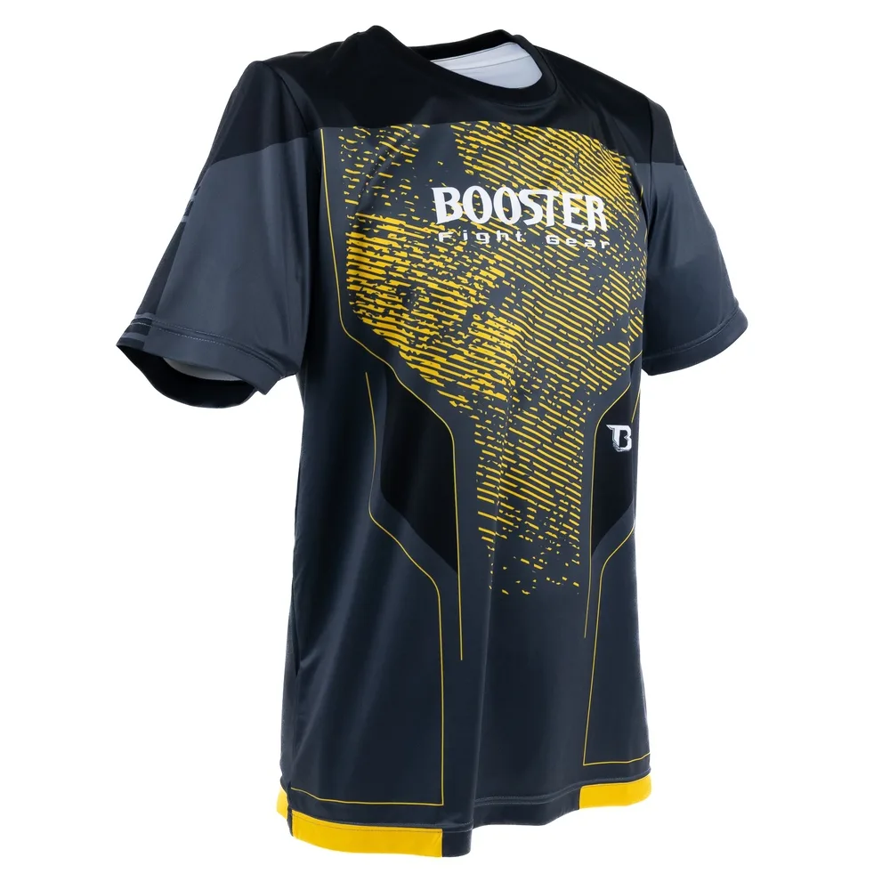 Мъж с черна тениска Booster BFG IGNITE TEE 1, показваща страничния профил и дизайна на ръкава.