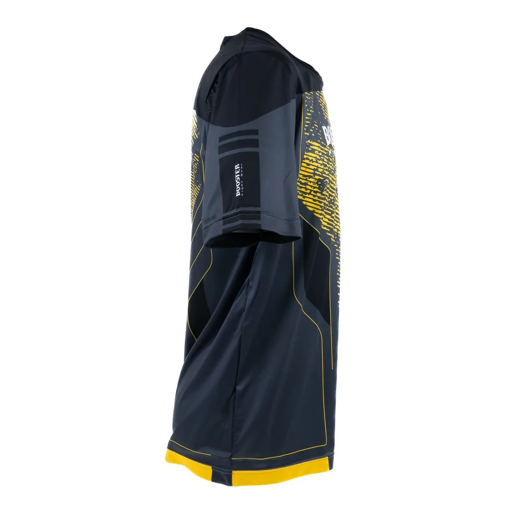 Мъж с черна тениска Booster BFG IGNITE TEE 1, показваща гърба на тениската и свободата на движение.