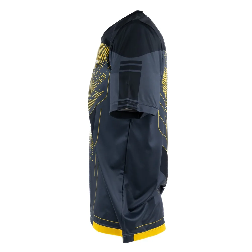 Детайлен изглед на черна тениска Booster BFG IGNITE TEE 1, фокусиран върху логото и качеството на принта.