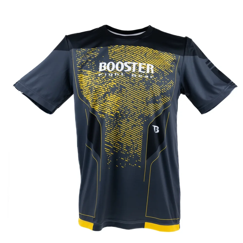 Мъж с черна тениска Booster BFG IGNITE TEE 1 в бойна стойка, показваща предната част на тениската с логото на гърдите.
