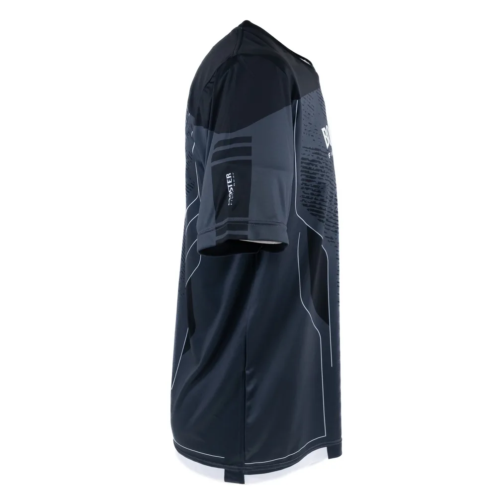 Детайлна снимка на материята на черна тениска Booster BFG IGNITE TEE 2, показваща текстурата и качеството на принта.