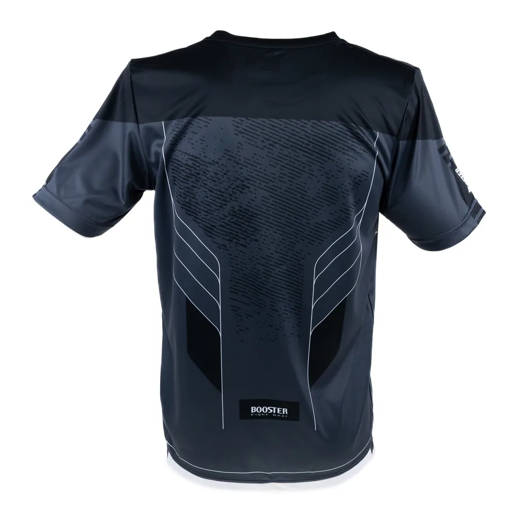 Мъж в движение с черна тениска Booster BFG IGNITE TEE 2, демонстриращ свободата на движение и атлетичната кройка.