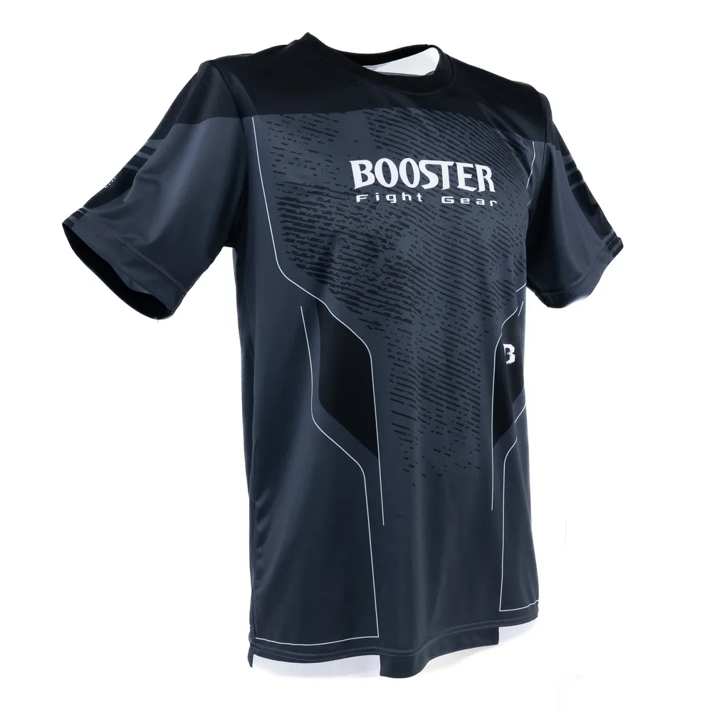 Близка снимка на логото на Booster Fight Gear на черна тениска IGNITE TEE 2, показваща детайлите на принта.