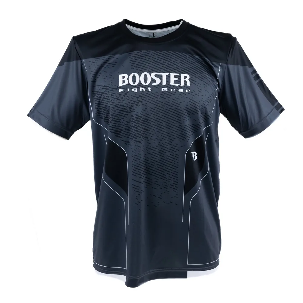 Мъж с черна тениска Booster BFG IGNITE TEE 2, позиращ в бойна стойка, показващ логото на гърдите и дизайна на ръкава.