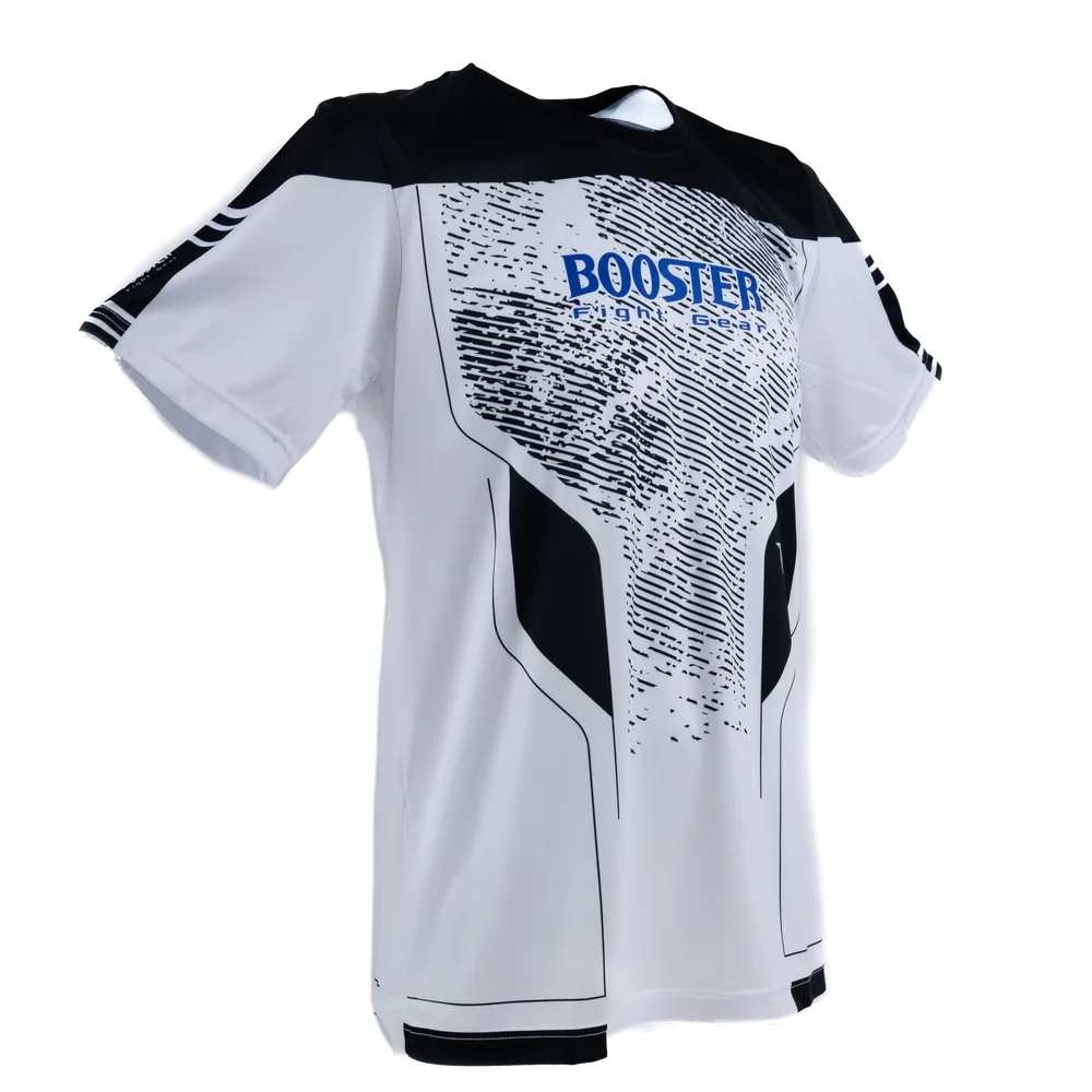 Детайлна снимка на бялата тениска Booster BFG IGNITE TEE 3, показваща текстурата на материята и логото на марката.