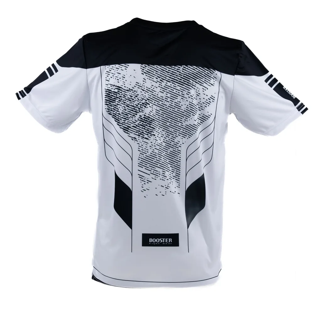 Мъж, трениращ с бяла тениска Booster BFG IGNITE TEE 3, демонстриращ свободата на движение.