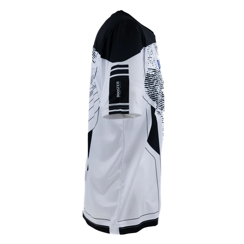Близък план на логото 'Booster Fight Gear' и дизайна на серията Ignite върху бялата тениска.