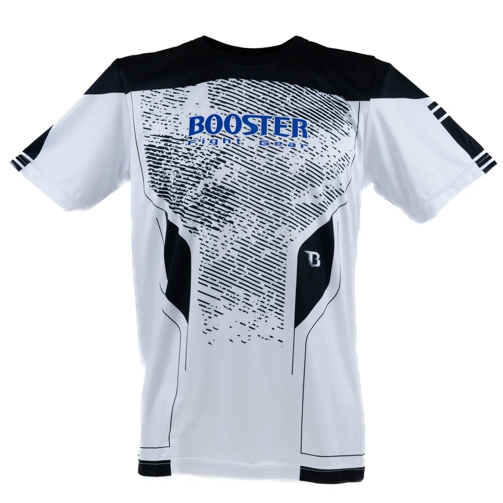 Мъж с бяла тениска Booster BFG IGNITE TEE 3, позиращ с ръкавици за бокс, показващ логото на гърдите.