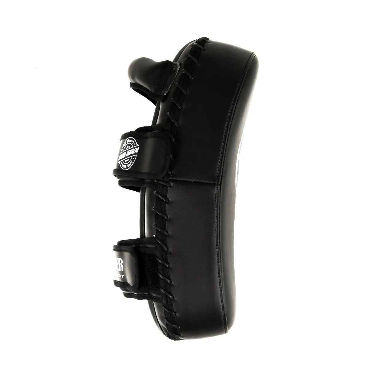 Детайлен изглед на повърхността на тай падовете Booster BFG/KP DOMINANCE и логото на Booster Fight Gear.