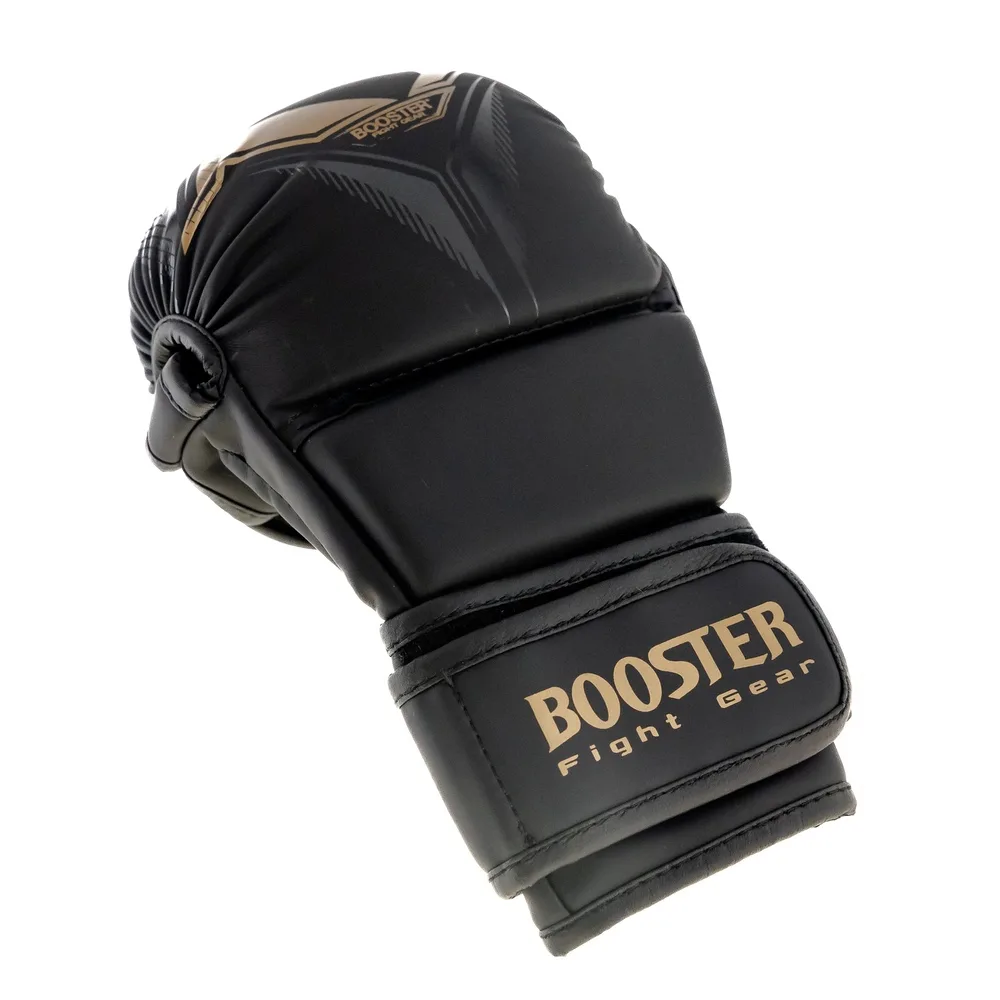 ММА ръкавици Booster BFG MMA BANGKOK 1, показани отстрани, акцентиращи върху закопчаването
