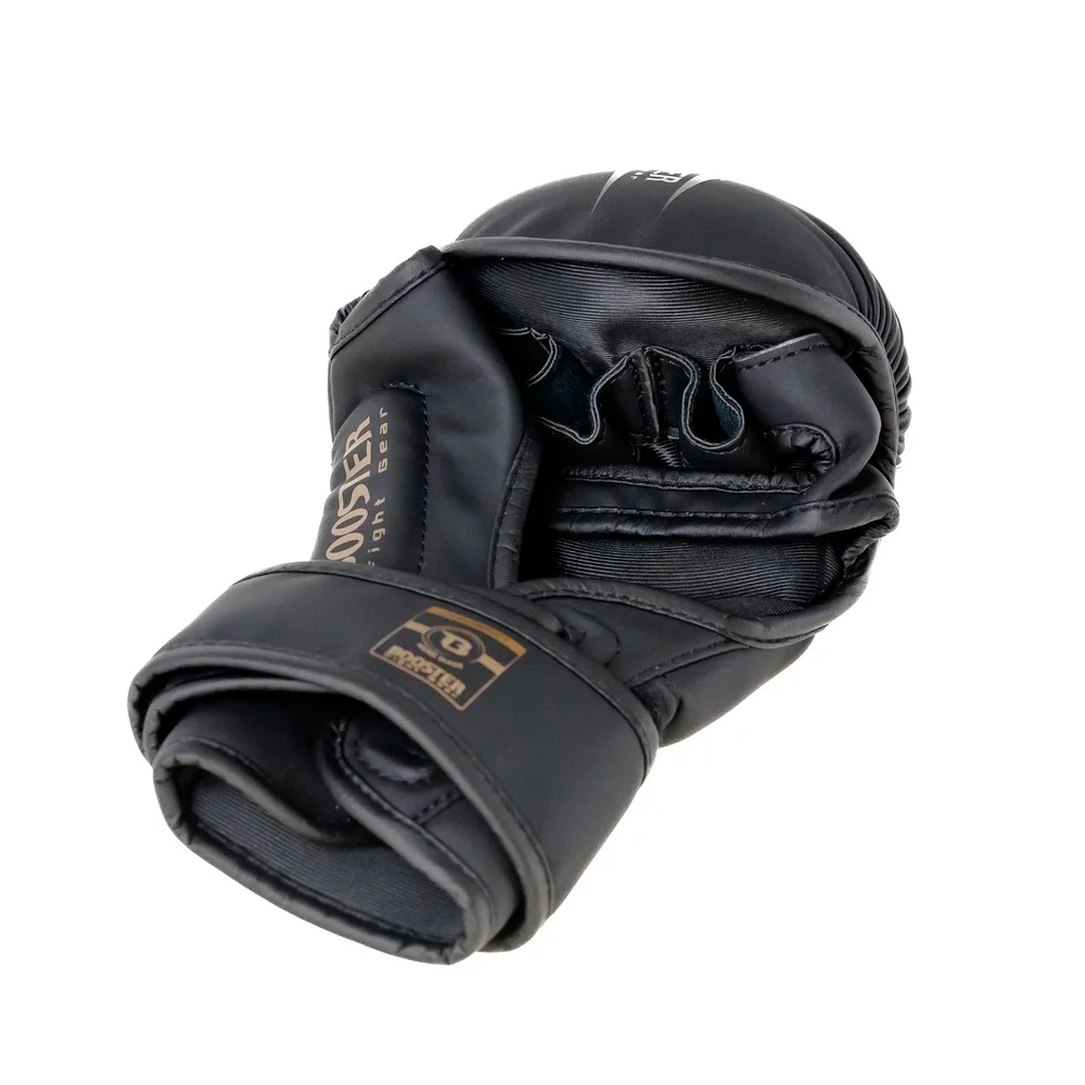 ММА ръкавици Booster BFG MMA BANGKOK 1, показани в перспектива, готови за тренировка