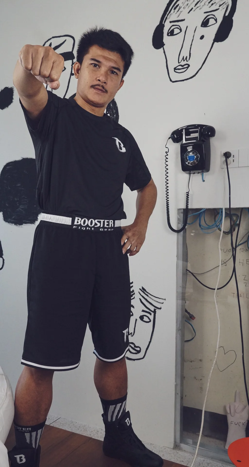 Изглед отблизо на логото на Booster Fight Gear върху шортите BFG Rapid Strike 1