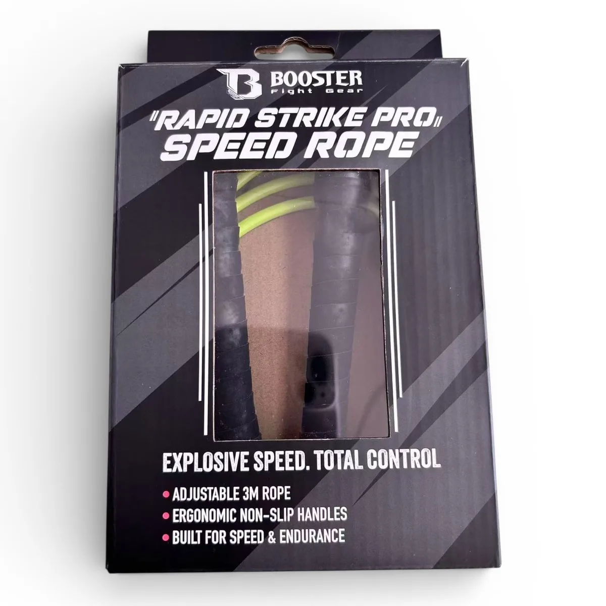Детайлен изглед на дръжката на Booster BFG Rapid Strike Speed Rope, показващ текстурата и захвата.