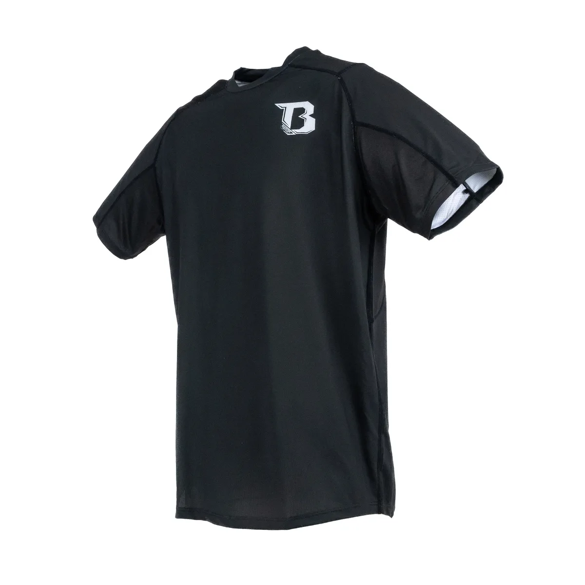 Мъж, облечен с черна тениска Booster BFG Rapid Strike Tee 1, позира в тренировъчна среда, демонстрирайки атлетична кройка.