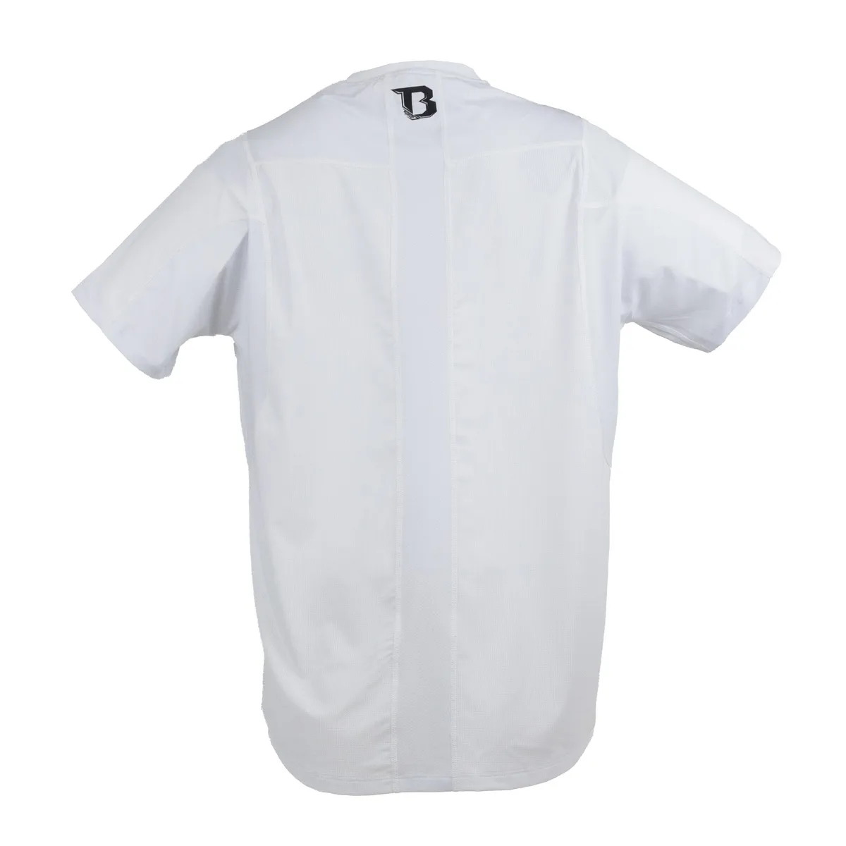 Детайлен изглед на логото на Booster върху бялата тениска BFG Rapid Strike Tee 2.