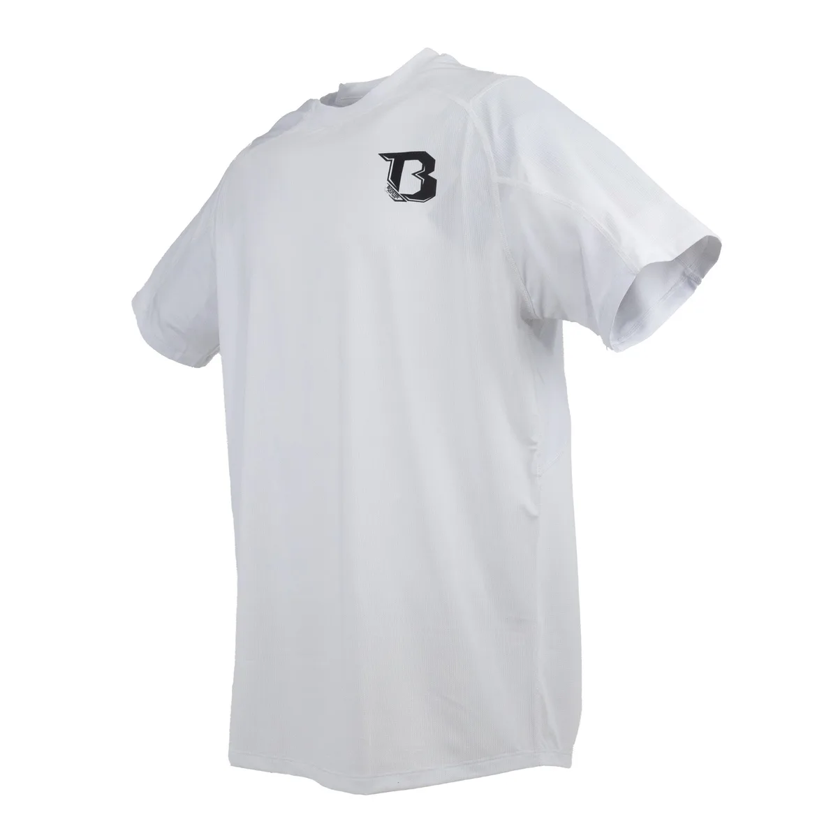 Мъж с бяла тениска Booster BFG Rapid Strike Tee 2 в бойна стойка, показваща свобода на движение.