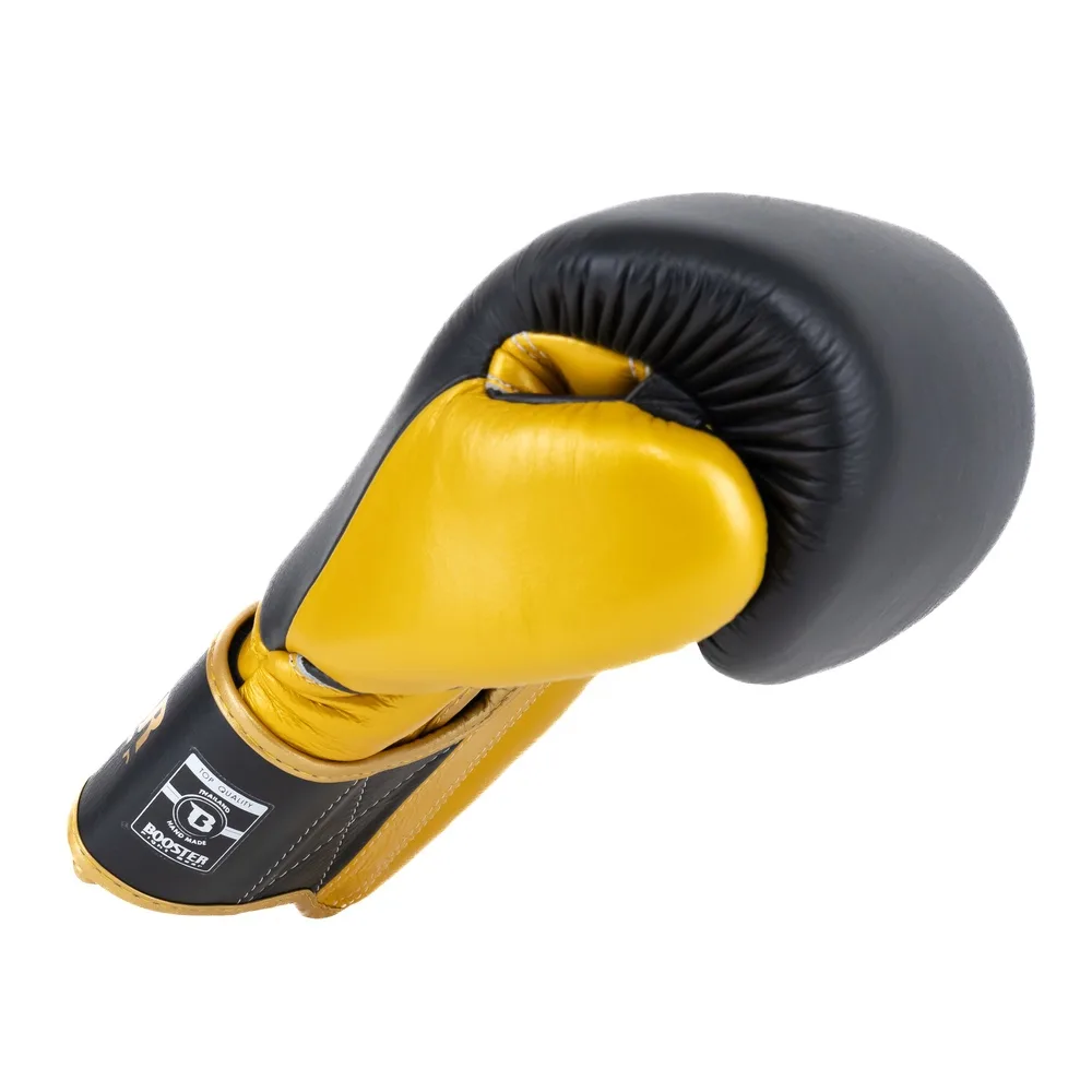 Детайл на логото на Booster Fight Gear върху ръкавиците BFG RS 5 Black
