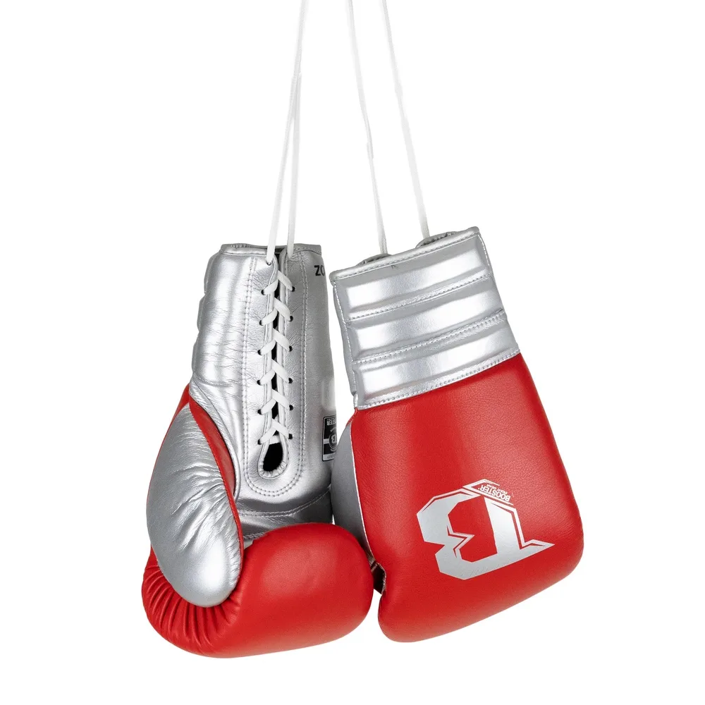 Близък план на логото Booster Fight Gear върху червените боксови ръкавици