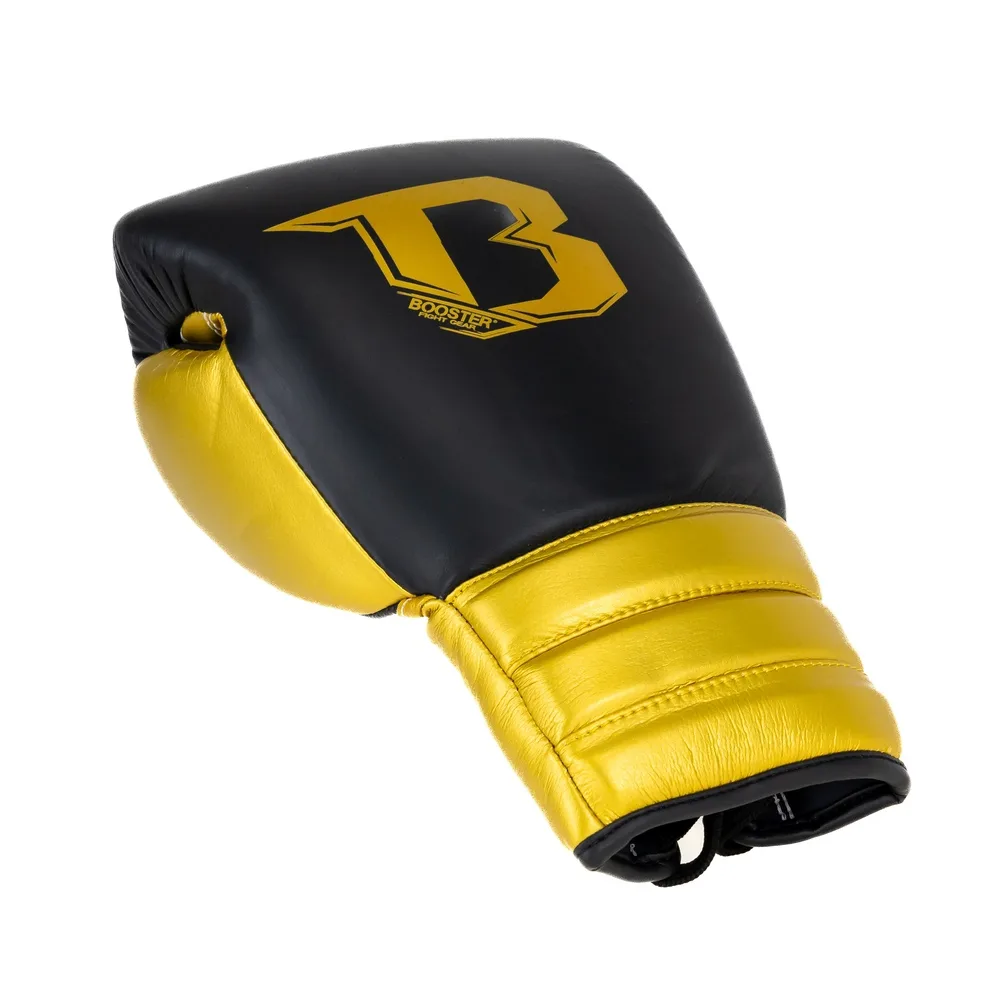 Близък план на логото на Booster Fight Gear върху черна боксова ръкавица