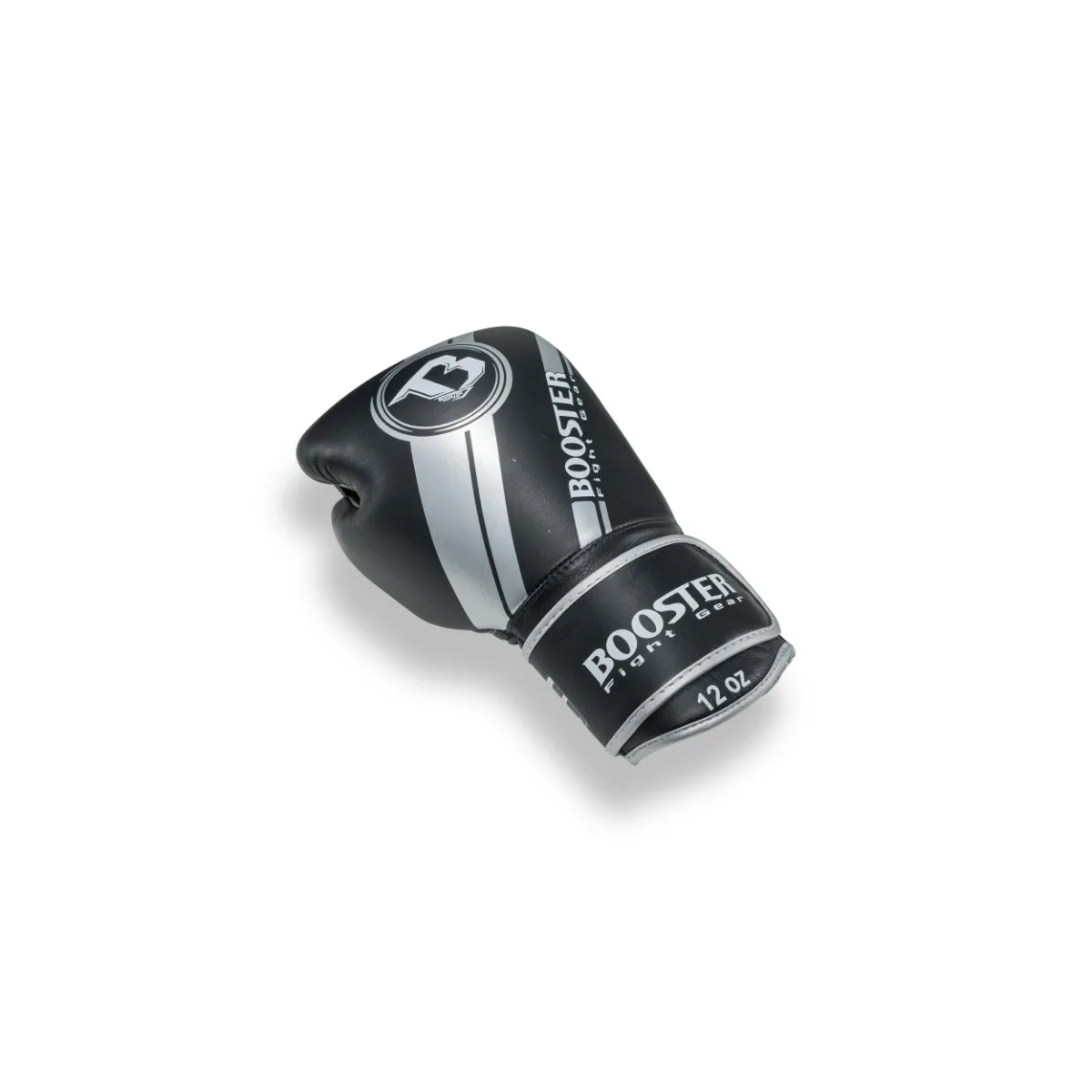 Близък план на логото Booster върху черни боксови ръкавици V3 SILVER FOIL